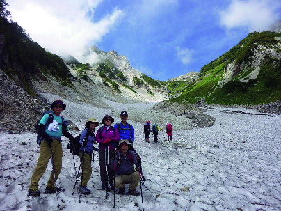 2017年9月 北アルプス遠征登山 白馬岳(標高2932m)日本一大雪渓(写真背景) 